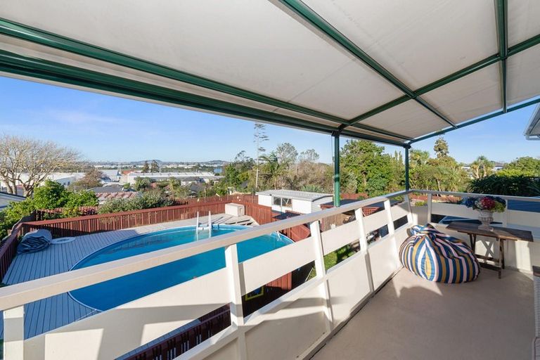 Photo of property in 6 Fowey Avenue, Te Atatu South, Auckland, 0610