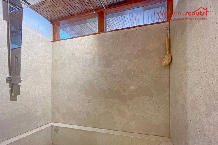 Photo of property in Seaview Apartments, 5/64 Milford Road, Milford, Auckland, 0620