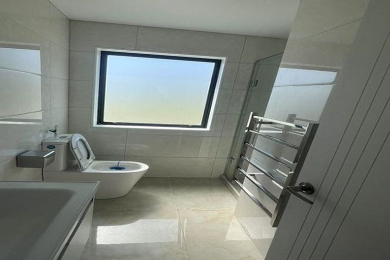 Photo of property in 28a Tiraumea Drive, Pakuranga, Auckland, 2010