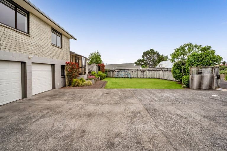 Photo of property in 17 Caledonia Place, Highlands Park, New Plymouth, 4312