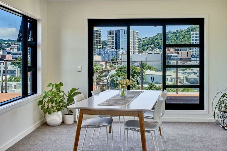 Photo of property in Endeavour Apartments, 1/125 Thorndon Quay, Pipitea, Wellington, 6011