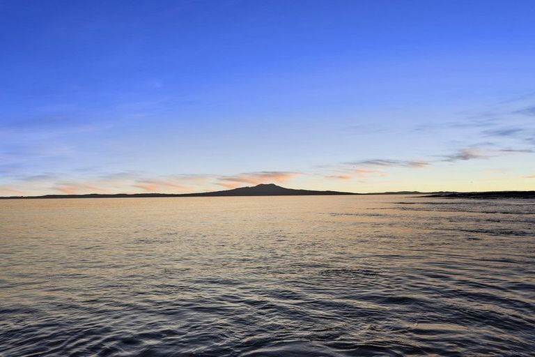 Photo of property in 25 Huntly Road, Campbells Bay, Auckland, 0630