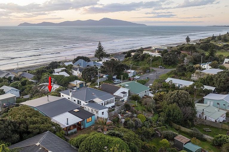 Photo of property in 22 Aperahama Street, Paekakariki, 5034