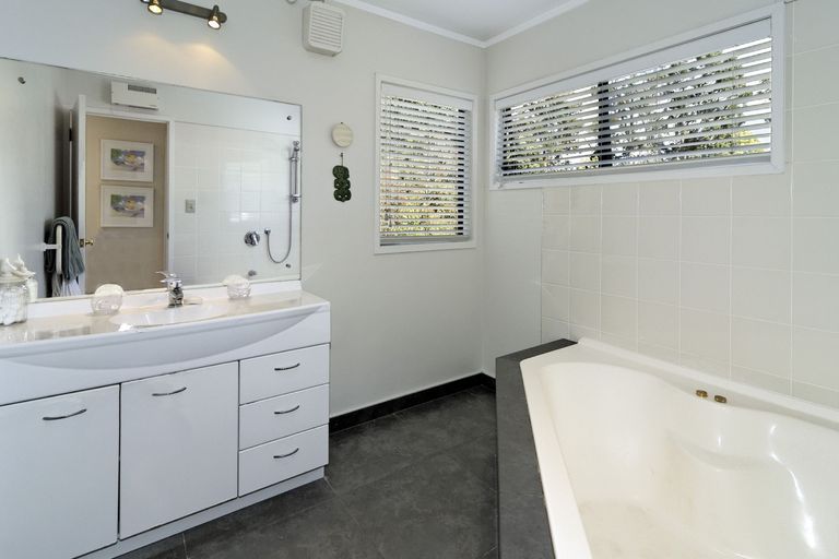 Photo of property in 111 Daffodil Street, Titirangi, Auckland, 0604