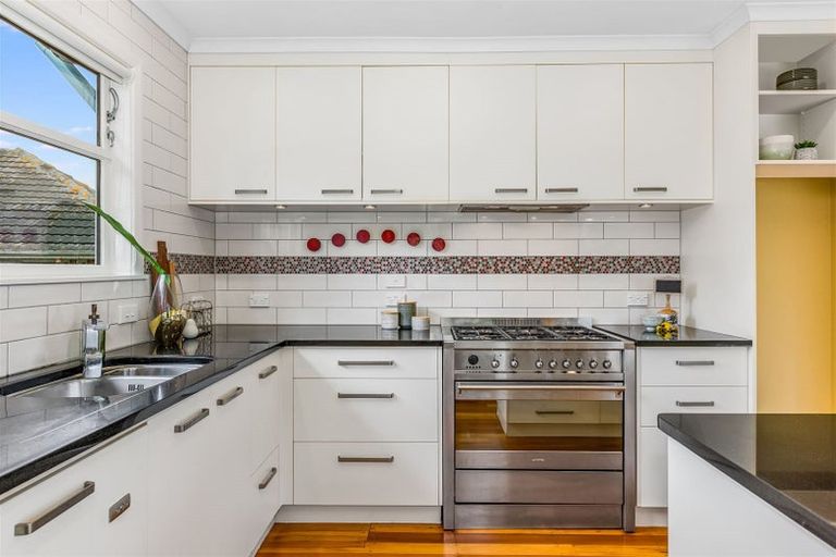 Photo of property in 60 Taylor Terrace, Tawa, Wellington, 5028