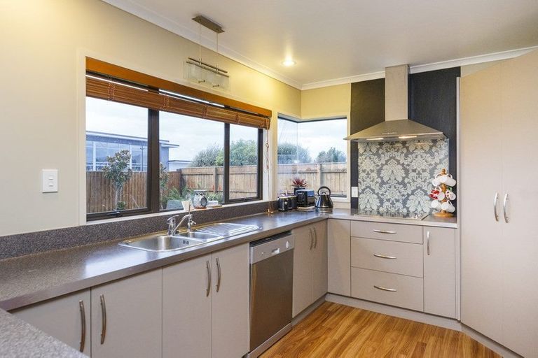 Photo of property in 5 Ron Place, Fitzherbert, Palmerston North, 4410