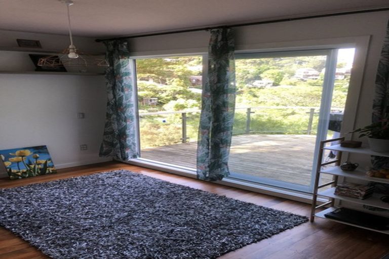 Photo of property in 5 Richmond Road, Mahina Bay, Lower Hutt, 5013