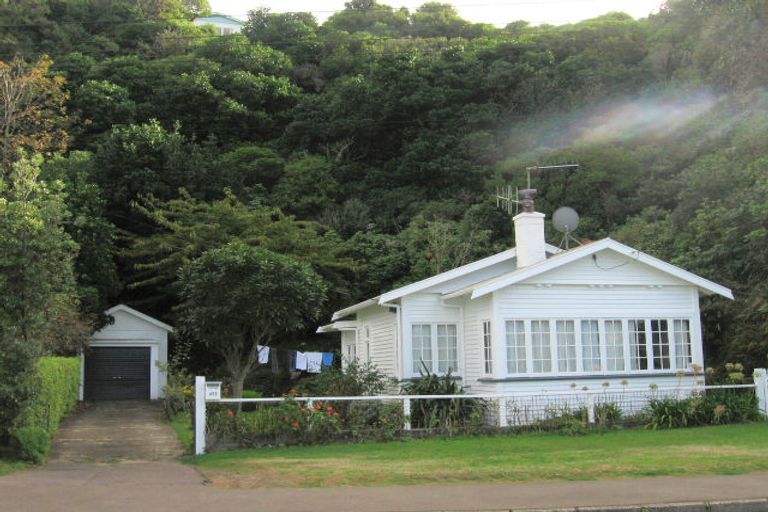 Photo of property in 477 Karaka Bay Road, Karaka Bays, Wellington, 6022