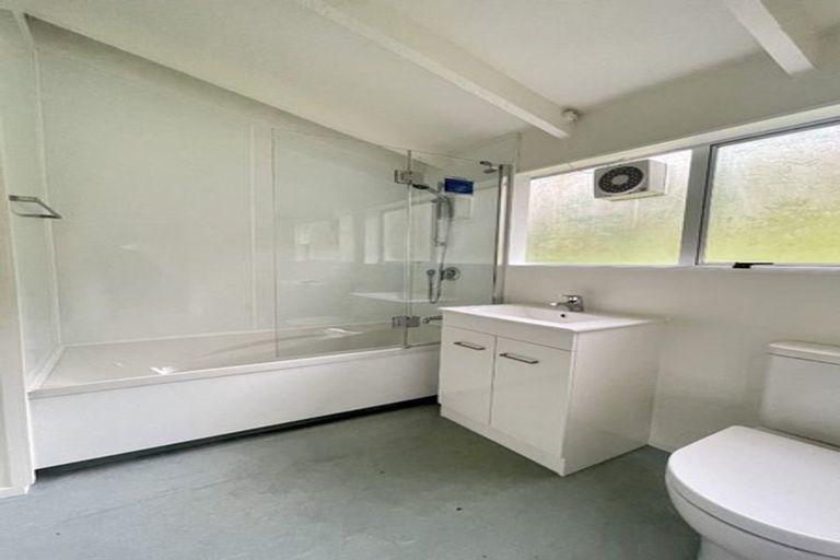 Photo of property in 93 Stewart Drive, Newlands, Wellington, 6037