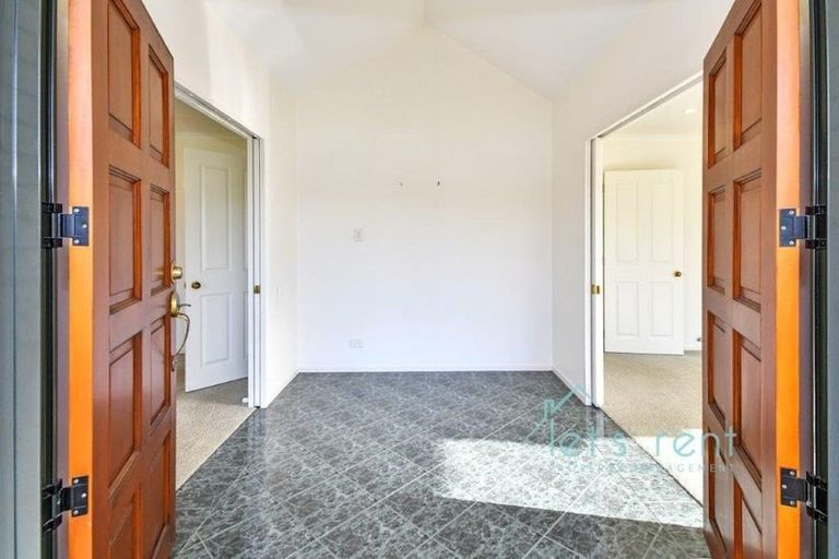 Photo of property in 2 Pat O'connor Place, Manurewa, Auckland, 2105