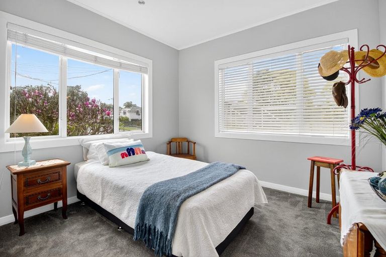 Photo of property in 102 Walmer Road, Point Chevalier, Auckland, 1022