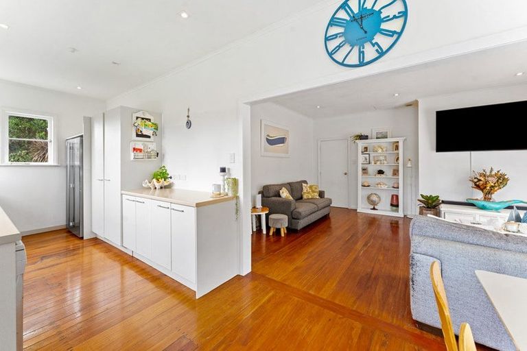 Photo of property in 2 Slater Road, South Head, Helensville, 0874