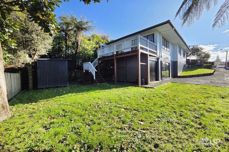 Photo of property in 1 Fernhaven Place, Massey, Auckland, 0614