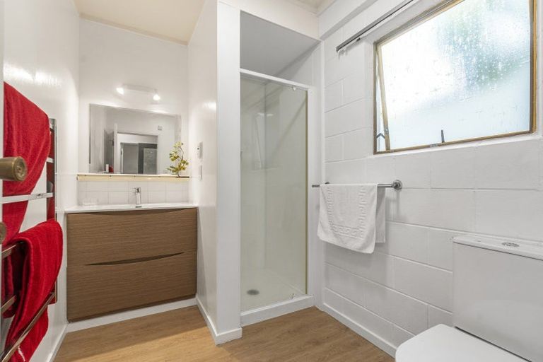 Photo of property in 1/108 Ocean View Road, Northcote, Auckland, 0627