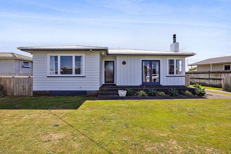 Photo of property in 8 Pacey Avenue, Hawera, 4610