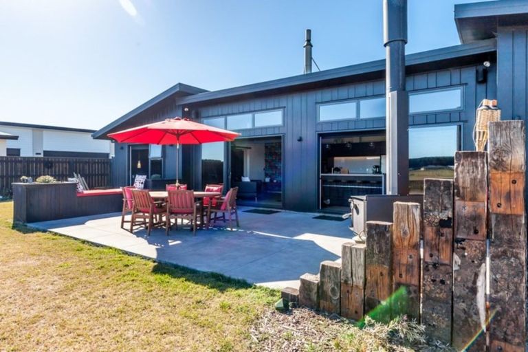 Photo of property in 18 Story Street, Foxton Beach, Foxton, 4815