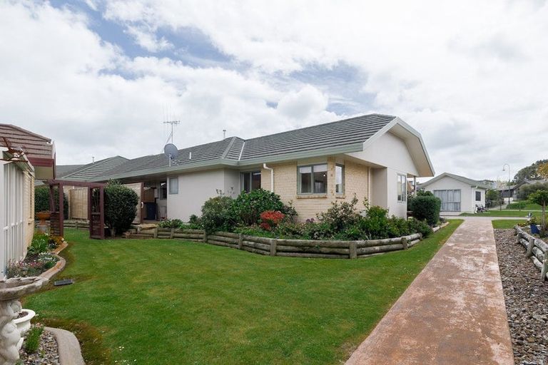 Photo of property in 5 Royal Fern, Kelvin Grove, Palmerston North, 4414