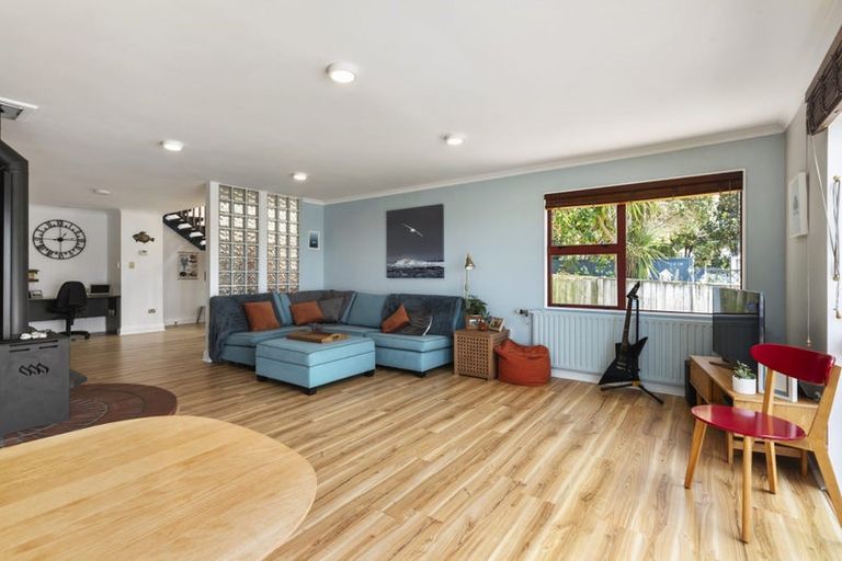 Photo of property in 61 Breaker Bay Road, Breaker Bay, Wellington, 6022