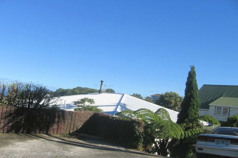 Photo of property in 17 Poto Road, Normandale, Lower Hutt, 5010