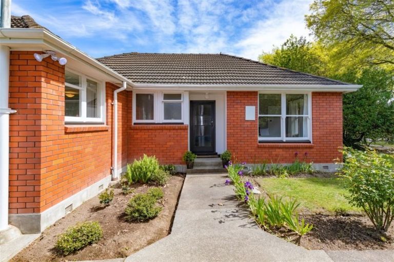 Photo of property in 33 Guildford Street, Burnside, Christchurch, 8053