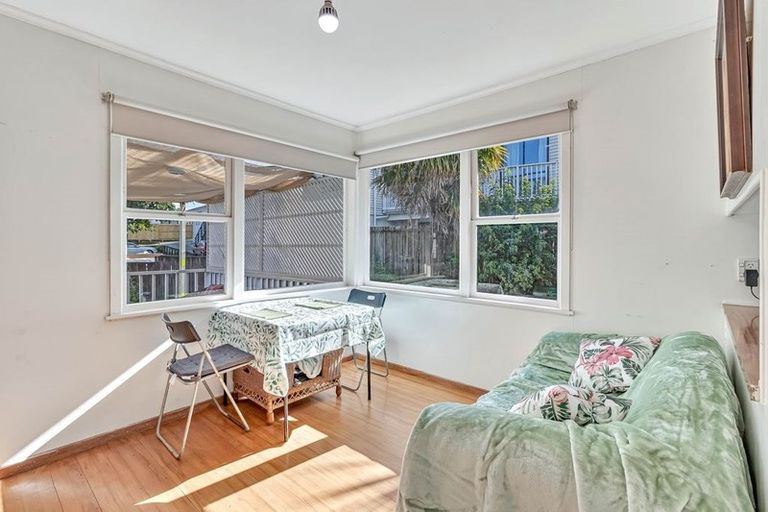 Photo of property in 49 Totaravale Drive, Totara Vale, Auckland, 0629