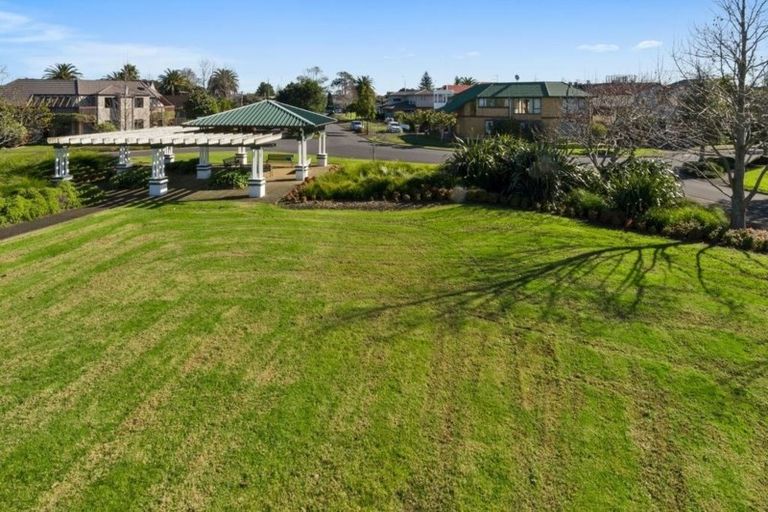 Photo of property in 8 Vinograd Drive, Te Atatu Peninsula, Auckland, 0610