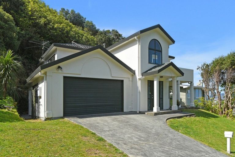 Photo of property in 72 Dowse Drive, Maungaraki, Lower Hutt, 5010
