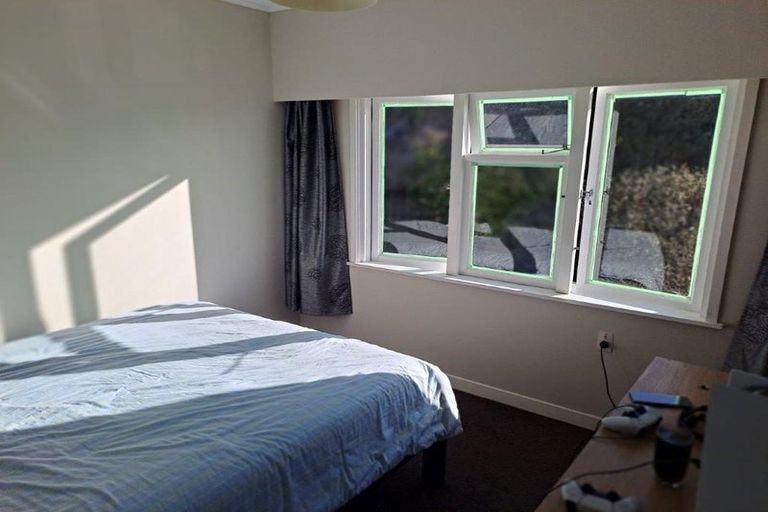 Photo of property in 102 Glanmire Road, Newlands, Wellington, 6037