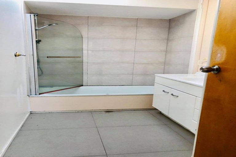 Photo of property in 52 Larnoch Road, Henderson, Auckland, 0610