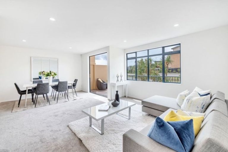 Photo of property in 2/12 Pannill Place, Oteha, Auckland, 0632