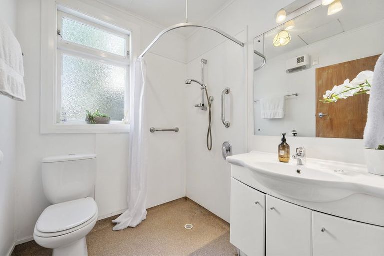 Photo of property in 13 Palliser Road, Roseneath, Wellington, 6011