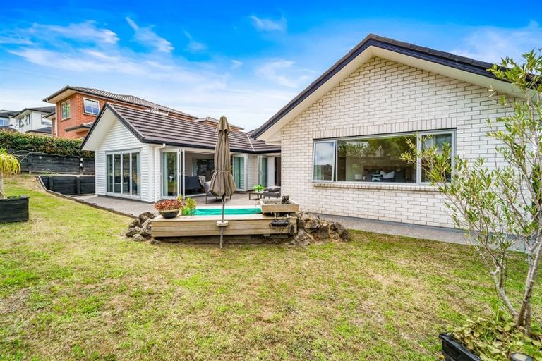 Photo of property in 32 Corricvale Way, Northcross, Auckland, 0630