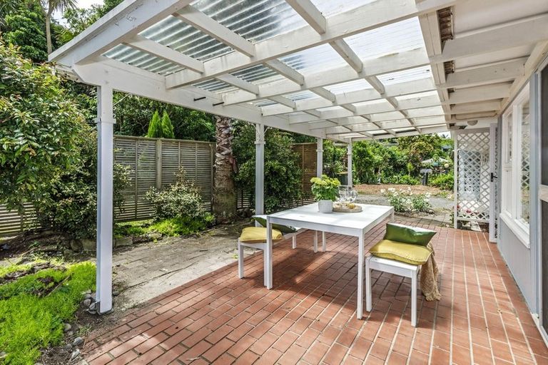 Photo of property in 1/7 Tallington Crescent, Torbay, Auckland, 0630