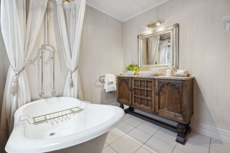 Photo of property in 56 Queen Street, Northcote Point, Auckland, 0627