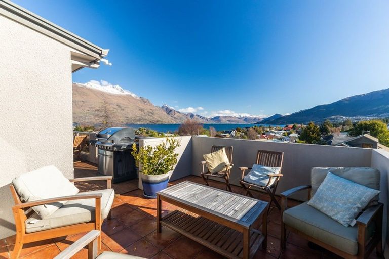 Photo of property in 4 Cedar Drive, Kelvin Heights, Queenstown, 9300