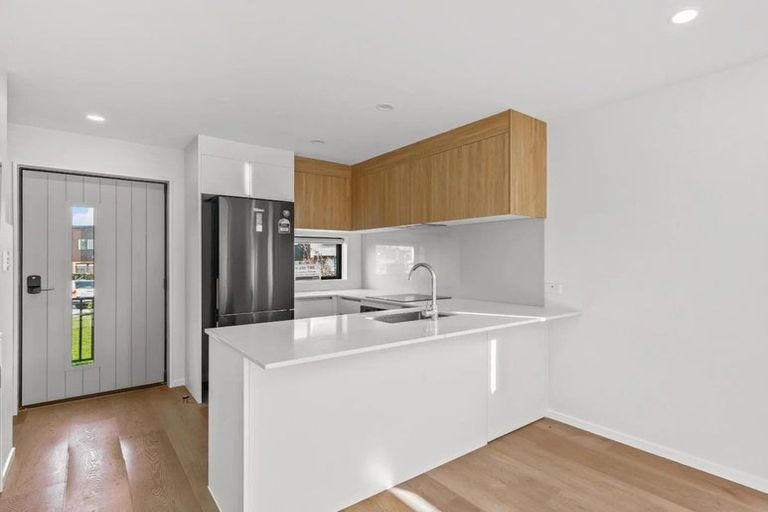 Photo of property in 3/476 West Coast Road, Glen Eden, Auckland, 0602