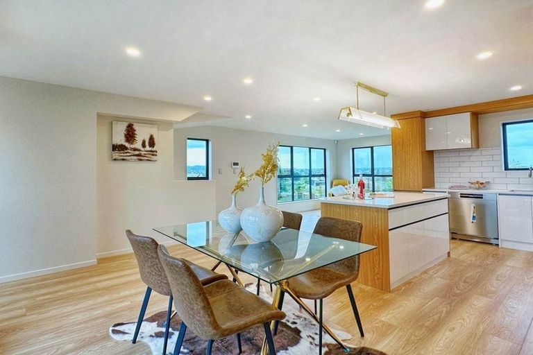 Photo of property in 10f Robert Burke Place, Henderson, Auckland, 0612