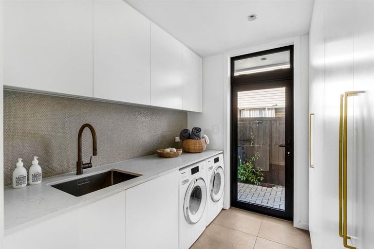 Photo of property in 23 Muritai Road, Milford, Auckland, 0620