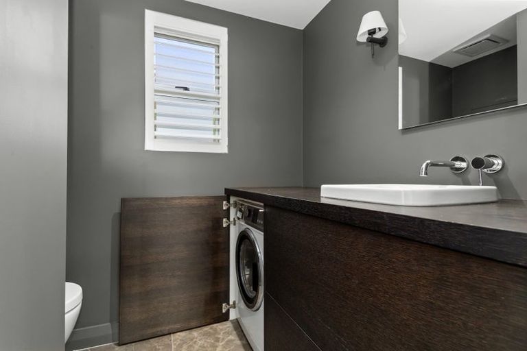 Photo of property in Dorchester Apartments, 144 Oriental Parade, Oriental Bay, Wellington, 6011