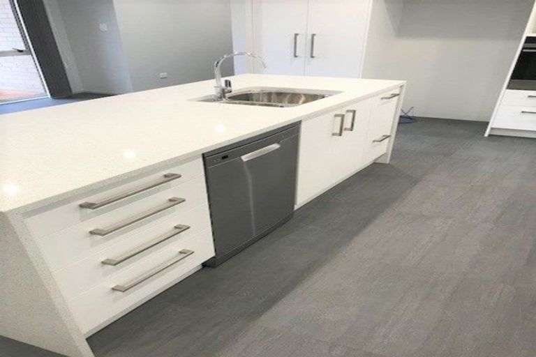 Photo of property in 37 Riverglade Parkway, Te Atatu South, Auckland, 0610