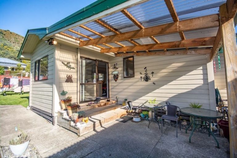 Photo of property in 52 Wairau Road, Picton, 7220