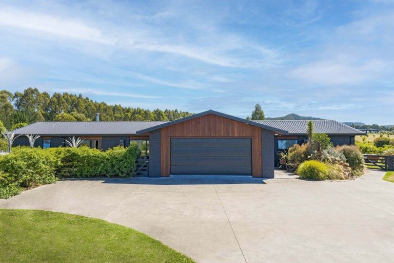 Photo of property in 4 Kanuka Grove, Kinloch, Taupo, 3377