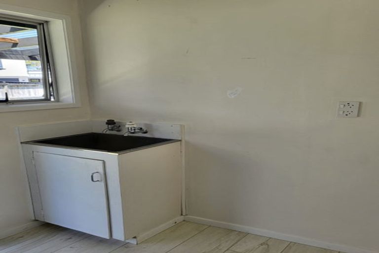 Photo of property in 3 Woodhouse Place, West Harbour, Auckland, 0618