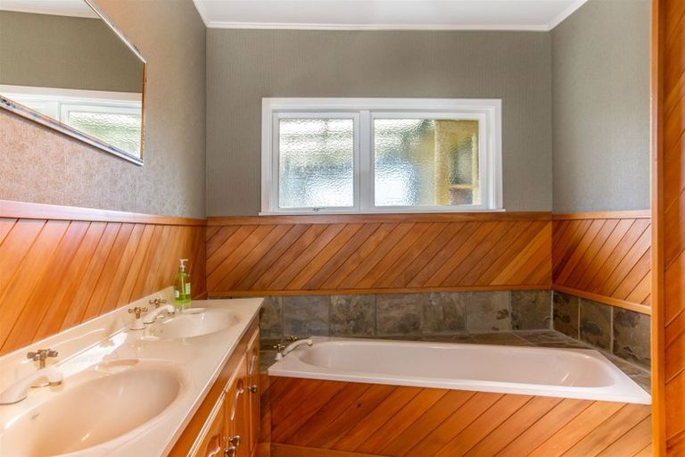 Photo of property in 323 Main Road, Tawa, Wellington, 5028