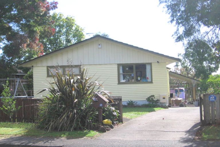 Photo of property in 15 Pendlebury Street, Green Bay, Auckland, 0604