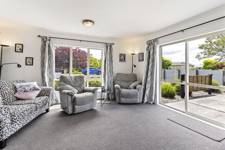 Photo of property in 2 Daffodil Grove, Carterton, 5713