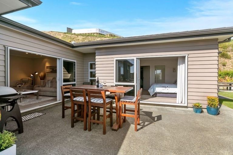 Photo of property in 20 The Fjord, Aotea, Porirua, 5024