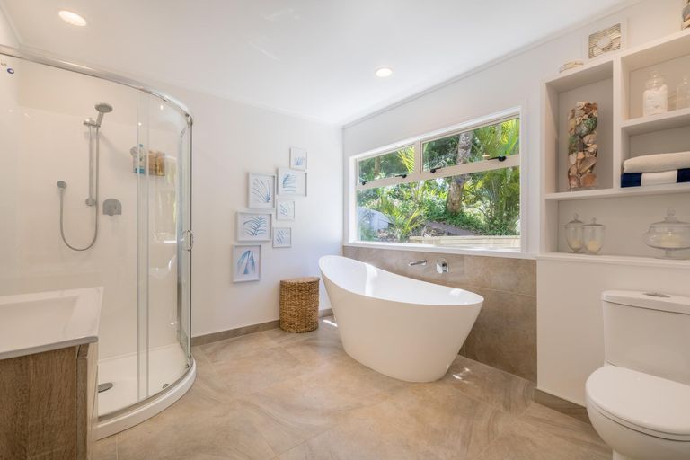 Photo of property in 2a Warner Park Avenue, Laingholm, Auckland, 0604