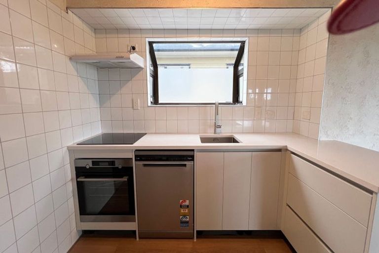 Photo of property in 11 Felicity Place, Unsworth Heights, Auckland, 0632