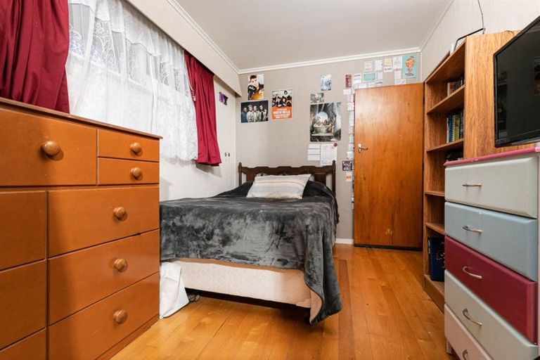 Photo of property in 17 Divich Avenue, Te Atatu South, Auckland, 0610